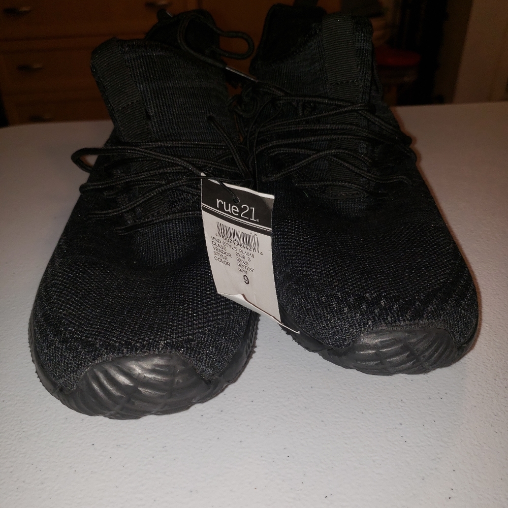 Man Shoes - Picture 3 of 3